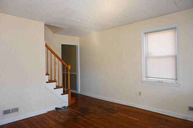 Building Photo - Two-Bedroom End-of-Group Home in Eastwood ...