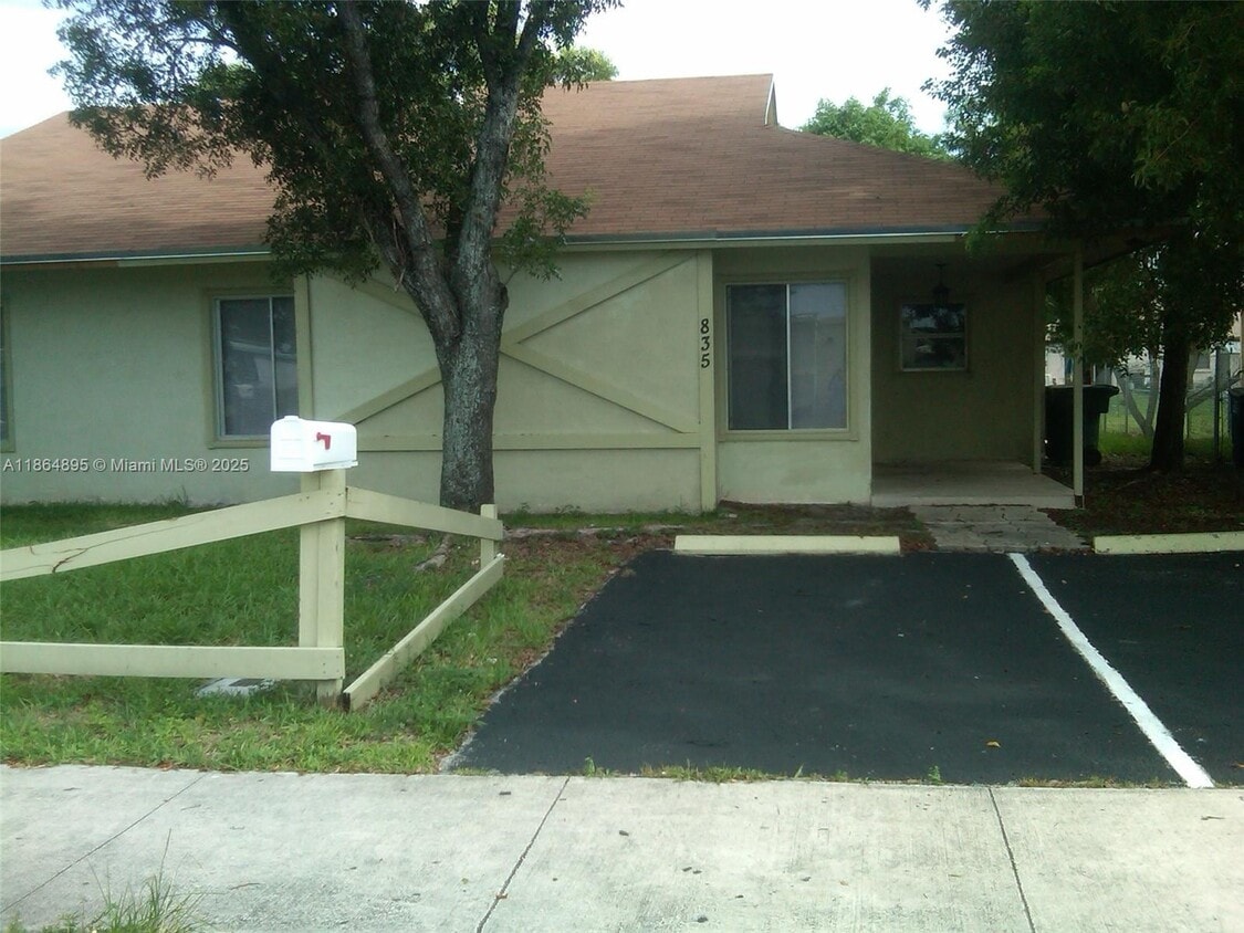 Foto principal - 835 SW 8th St