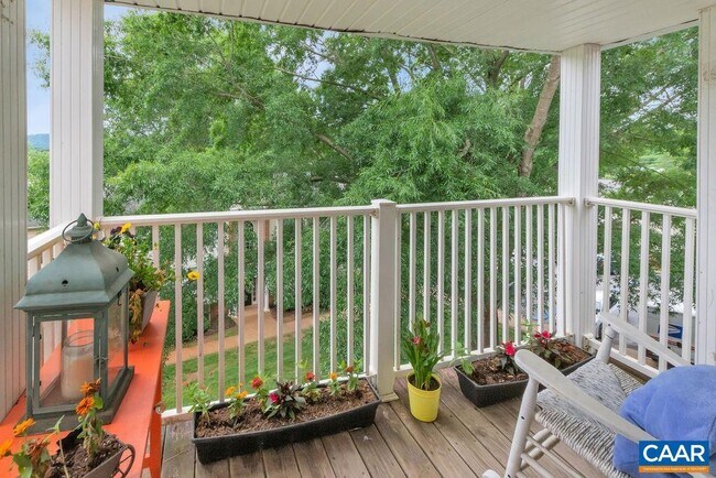 Foto del edificio - 1242 Villa Ln