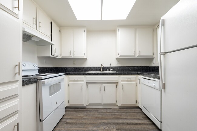 Foto del edificio - 1125 Meadow Lake Dr