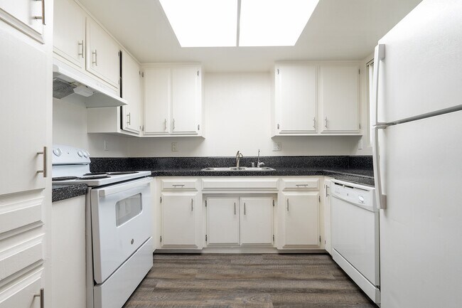Building Photo - 1125 Meadow Lake Dr