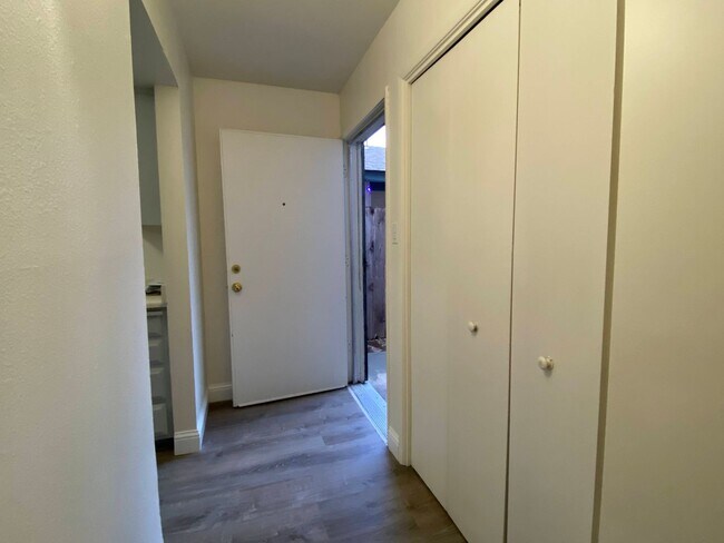 Building Photo - Updated Two Bed, One Bath Halfplex in Linc...