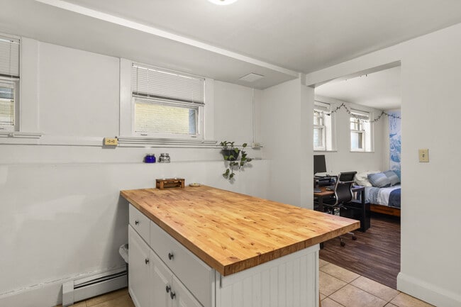 Building Photo - 202-204 N Pinckney St