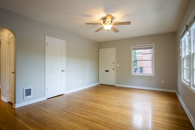 Building Photo - Charming NW 1-Bed Ready Late May!