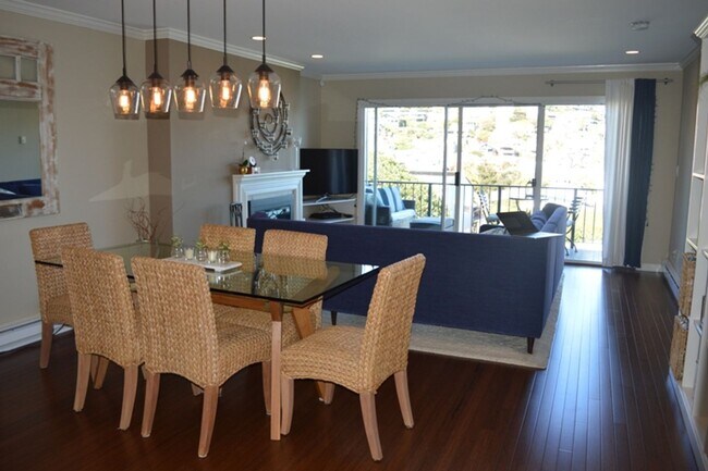 Building Photo - Tastefully Updated Sausalito Condo with Sp...