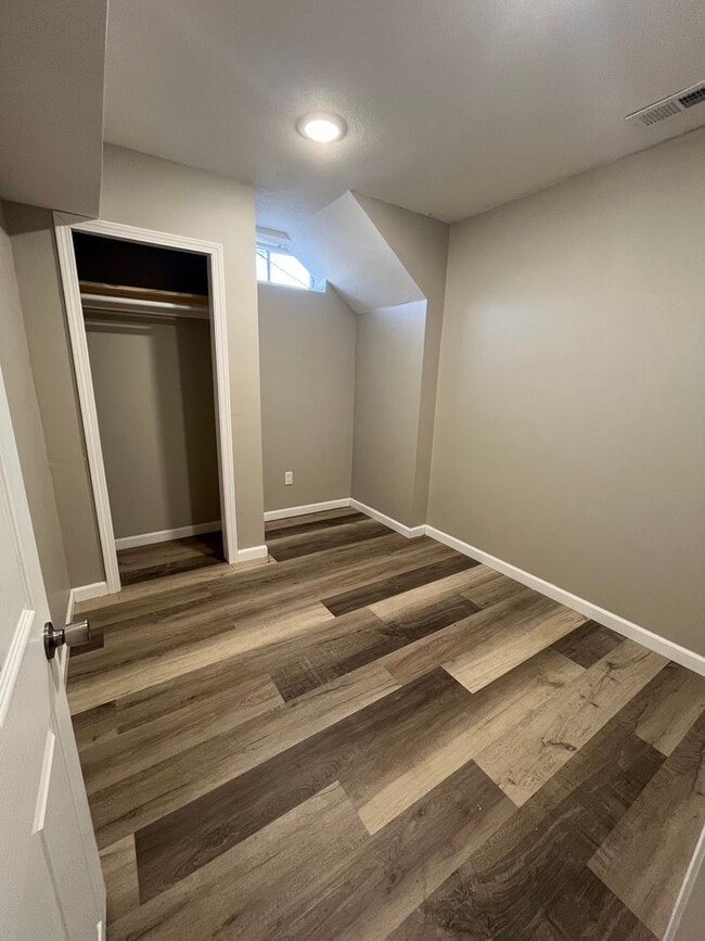 Building Photo - Spacious 3 Bedroom, 2-Bathroom Duplex - Pet Friendly - Section 8 Welcome!