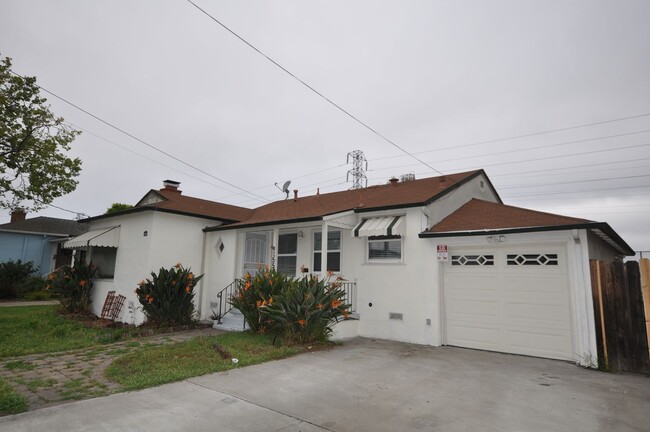 Building Photo - Spacious natural light filled remodeled ho...