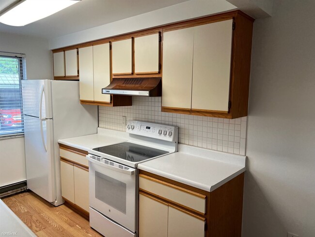 Building Photo - 1 br, 1 bath Condo - 21464 Beaconsfield St...