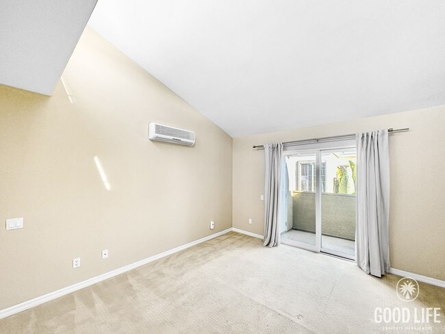 Foto del edificio - Great 2B/2BA Top-floor condo with Balcony and in unit Washer/Dryer