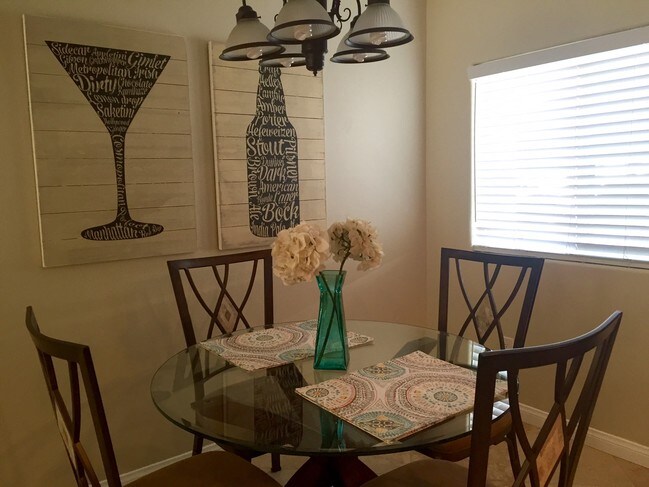 Comedor y cocina en el piso principal - 40235 Harris Ln