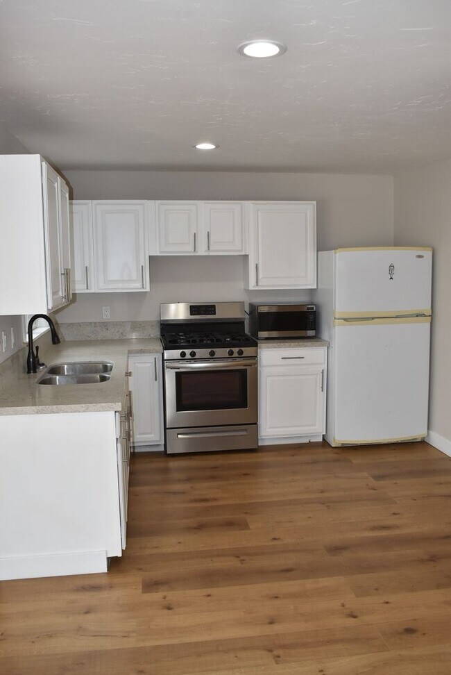 Building Photo - 1 Bedroom 1 Bath ADU with Fully Fenced Rea...