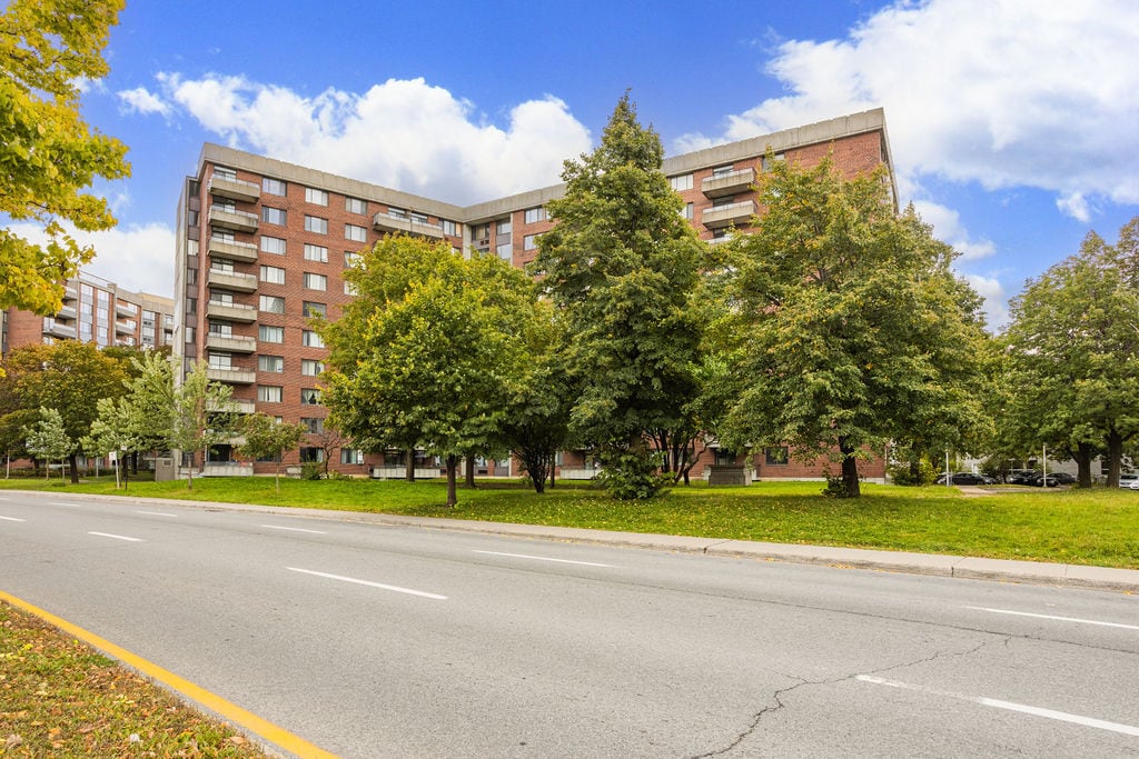 Building Photo - 10500 De L'acadie