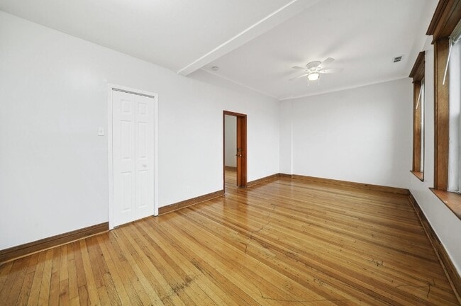 Building Photo - 2556 S Albany Ave
