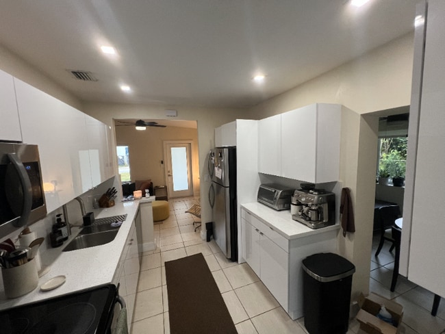 Building Photo - 6425 SW 82nd St