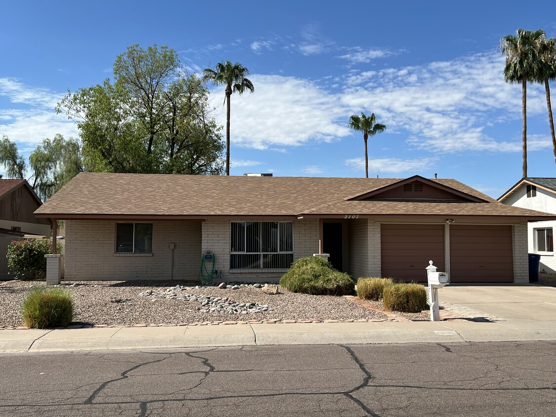 Primary Photo - 2107 E Yale Dr