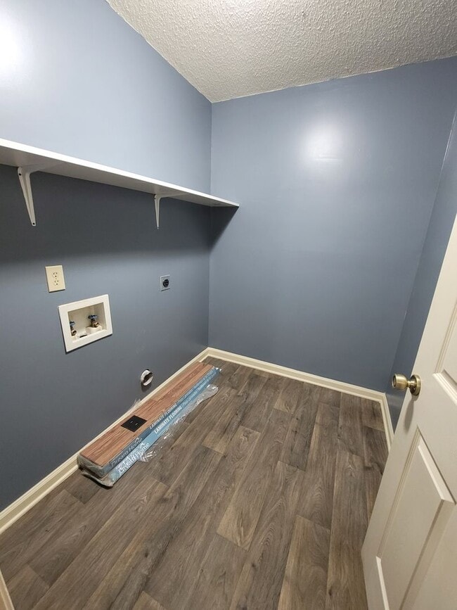 Building Photo - 2 BR 2 bath townhome