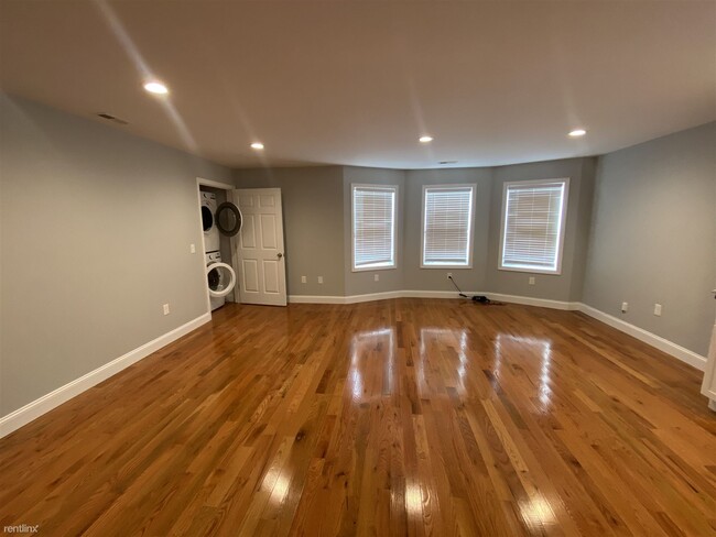 Building Photo - 3 br, 2 bath Duplex - 55 Verndale Avenue 2