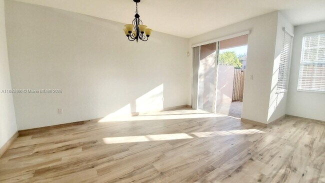 Foto del edificio - 265 Las Brisas Cir