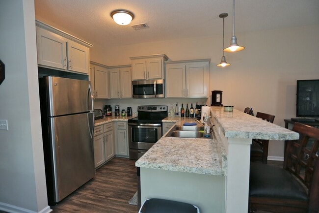 Building Photo - 1 Bedroom at Langley Pond