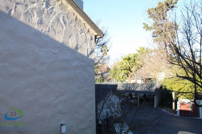 Foto del edificio - $2,895 - Upstairs 2 Bedroom/1 Bath Condo