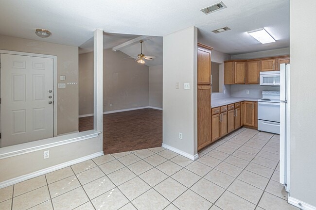 Foto del edificio - Available for January Move in! 3 Bedroom 3 Bathroom Duplex with Fenced Yard!