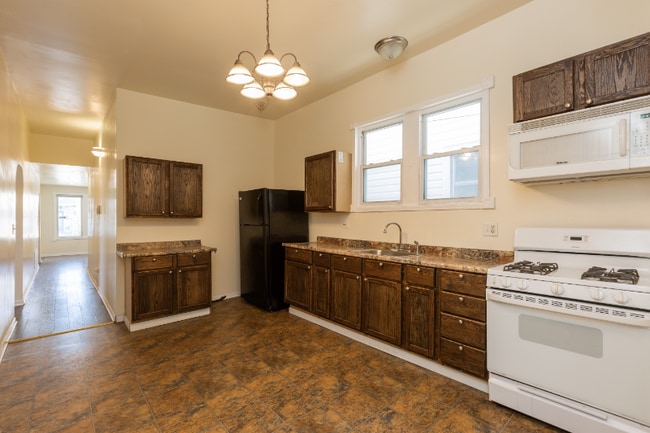 Building Photo - 705 W 81st St