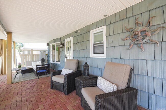 Building Photo - 300 Oak Neck Ln