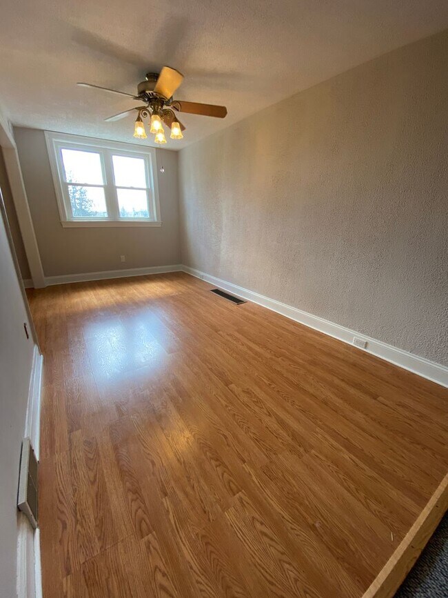 Foto del edificio - Beautiful 3 Bedroom 2 Full Bath in Clifton...