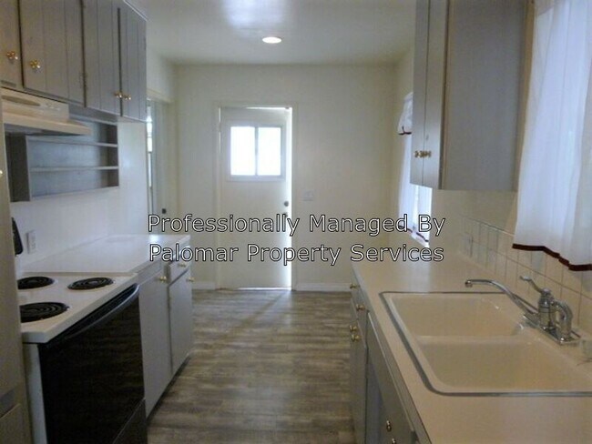 Foto del edificio - 613 N Midway Dr