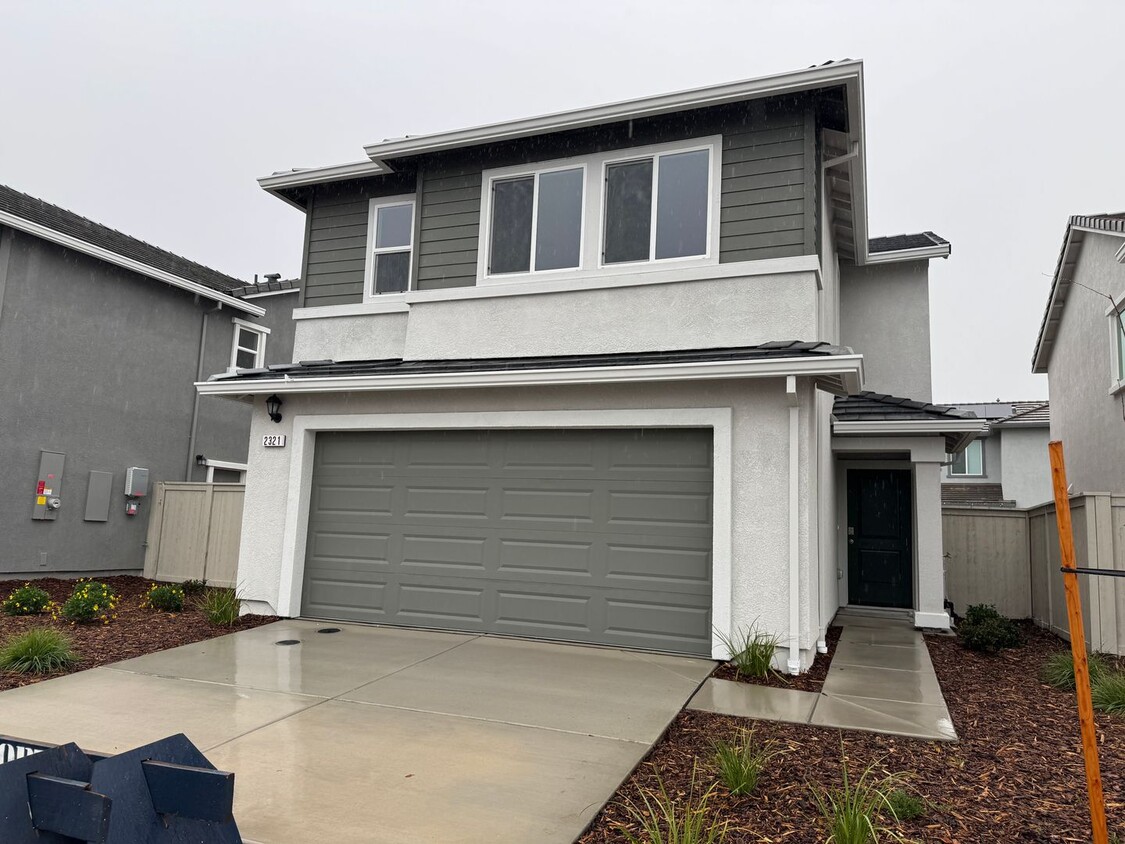 Foto principal - BRAND NEW 3 BEDROOM, 2.5 BATHS, 2 CAR GARA...