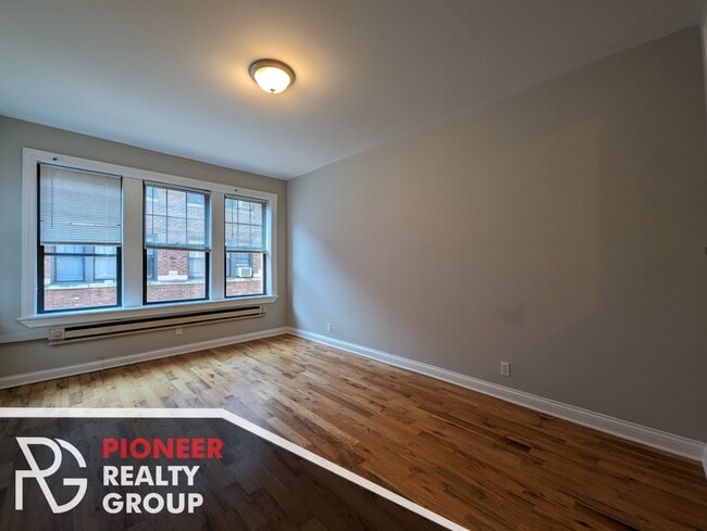 Building Photo - 4407 N Wolcott Ave