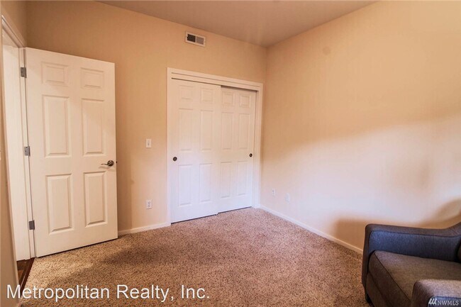 Building Photo - 3 br, 2 bath House - 1020 1st St #206