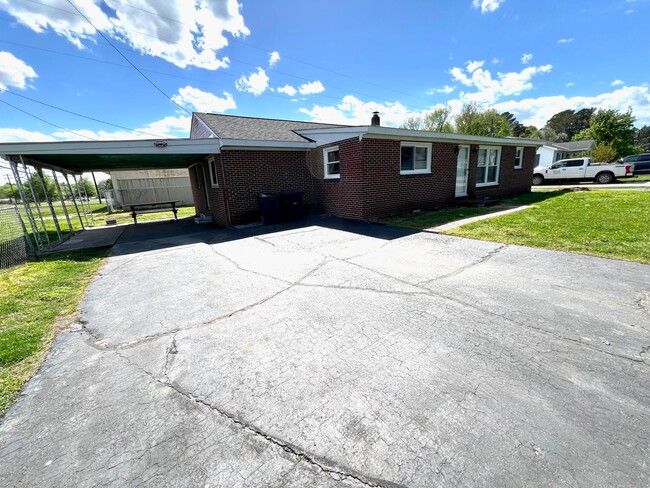 Foto del edificio - 4 Bedroom 2 Bathroom Home Located in Empor...