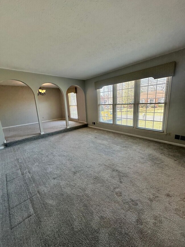 Foto del edificio - 3BR/3BA Home for Rent in J-town with Two Gar Garage and Large Deck!