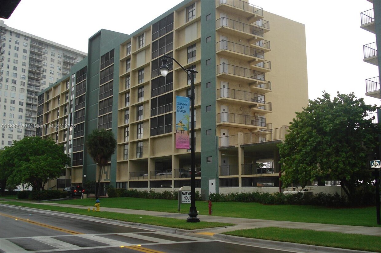 Foto del edificio - 17500 N Bay Rd