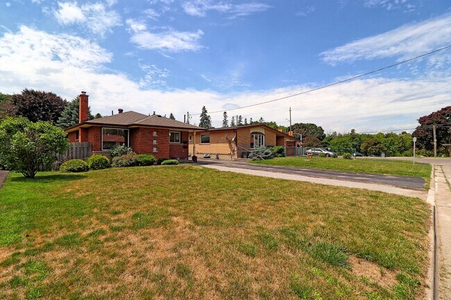 Building Photo - SUPERB 3-BEDROOM MAIN FLOOR OSHAWA APARTME...