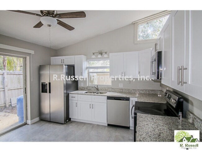 Building Photo - Fully Renovated 2 bedroom duplex. Freshly ...