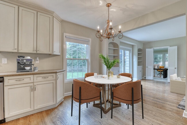 Building Photo - 645 Hi View Ct