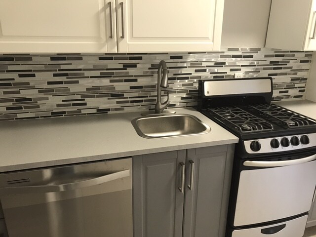 Foto del edificio - 745 Nostrand Ave