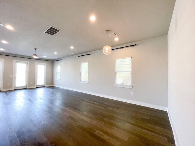 Foto del edificio - Modern 3 Bedroom /3 Bathroom at Trinity Cr...