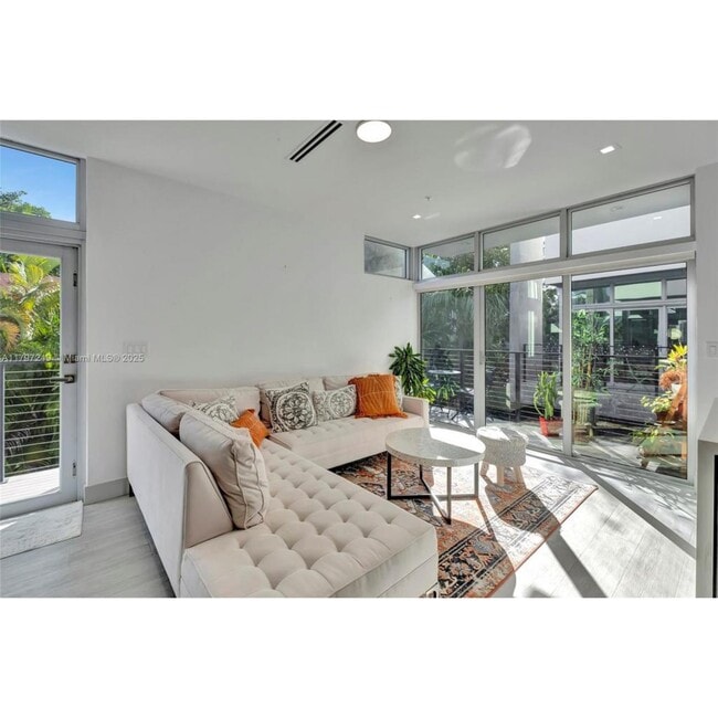 Building Photo - 2924 Bird Ave