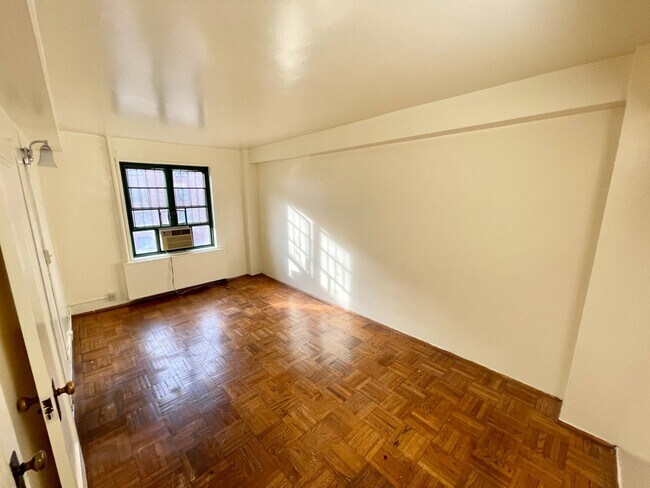 Foto del edificio - 1439 Metropolitan Ave