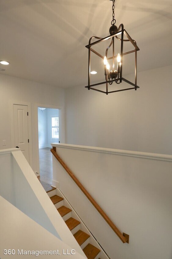 Building Photo - 5 br, 5.5 bath House - 206 E. Drake Ave