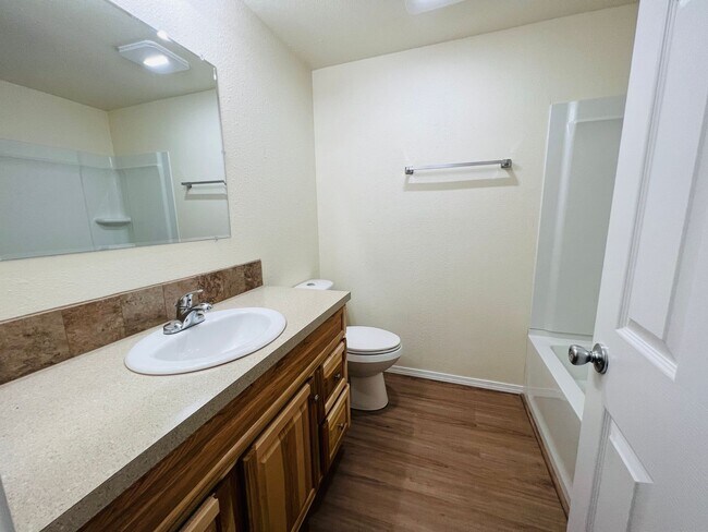 Foto del edificio - Halsey - 24415 Richards Rd Duplex