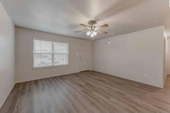 Building Photo - 613 Lost Trl