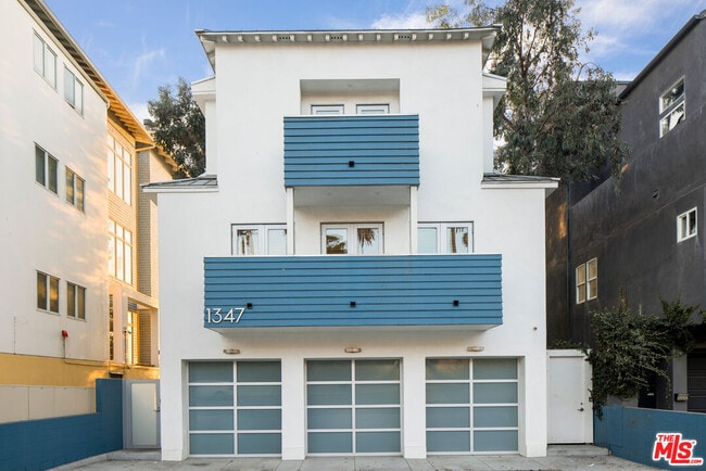 Foto del edificio - 1347 Palisades Beach Rd