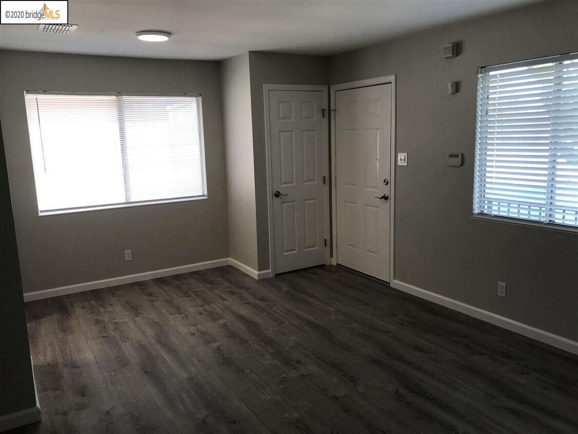 Building Photo - 1300 Sycamore Dr