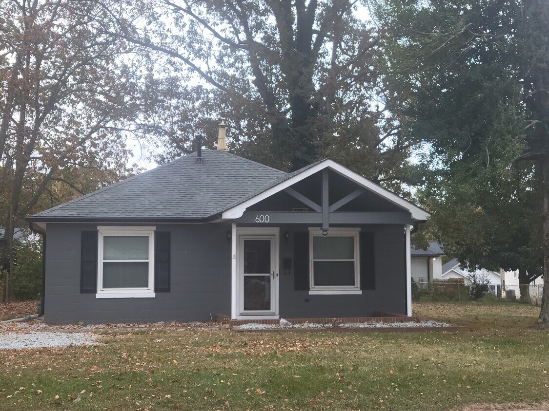 Primary Photo - 600 Oakhurst St