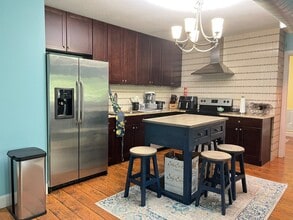 Building Photo - 2230 S Piney Point Rd