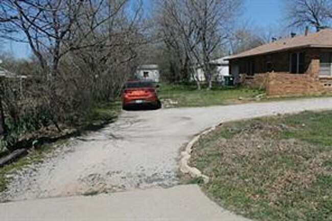 Building Photo - Charming 2,1 home coming available soon!